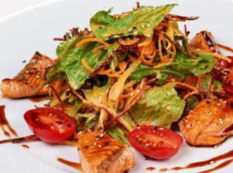 Asiatischer Salat mit Lachs