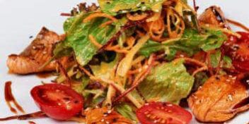 Asiatischer Salat mit Lachs