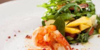 Avocado Mango Salsa mit Garnelen Avocado Mango Salsa mit Garnelen