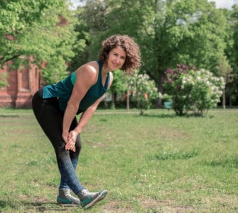 Junge Frau auf einer Raststätte macht Übung Bein Stretch