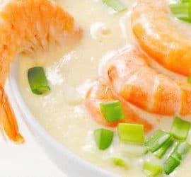 Blumenkohlsuppe mit Garnelen und Frühlingszwiebeln