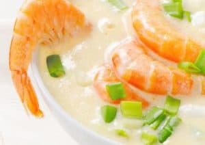 Blumenkohlsuppe mit Garnelen und Frühlingszwiebeln