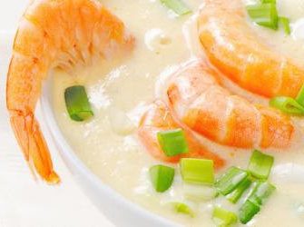 Blumenkohlsuppe mit Garnelen und Frühlingszwiebeln