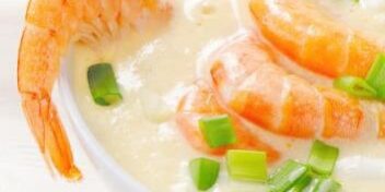 Blumenkohlsuppe mit Garnelen und Frühlingszwiebeln