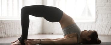 Frau macht Yoga die Brücke