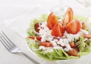 Chinakohlsalat mit Tomaten und Hüttenkäse