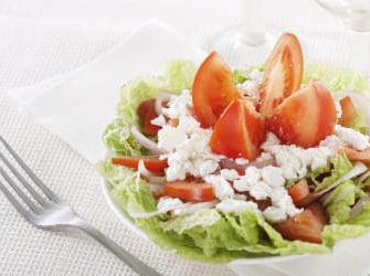 Chinakohlsalat mit Tomaten und Hüttenkäse