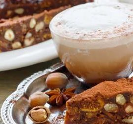 Feigen Macadamia Kuchen mit einer Tasse Cappucino