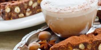 Feigen Macadamia Kuchen mit einer Tasse Cappucino