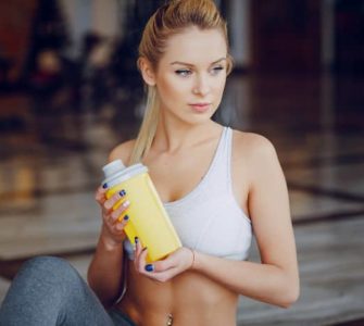 Eine Frau mit Supplement-Shake.