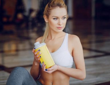 Eine Frau mit Supplement-Shake.