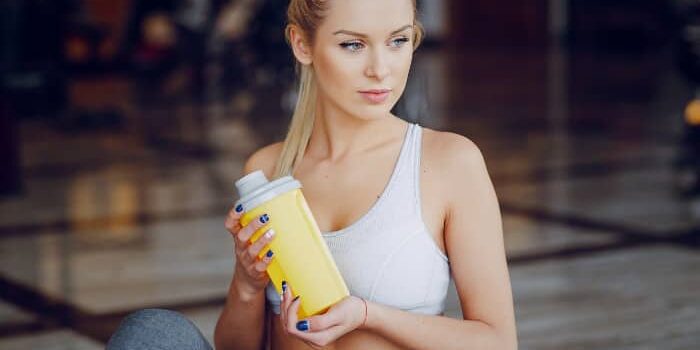 Eine Frau mit Supplement-Shake.