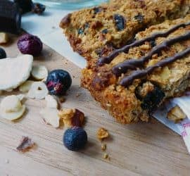 Fruchtige Müsliriegel mit Buah-Früchten und Schoko-Glasur.