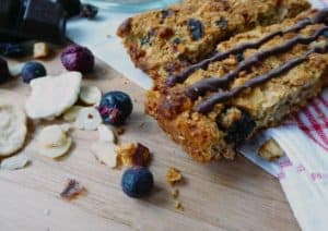 Fruchtige Müsliriegel mit Buah-Früchten und Schoko-Glasur.