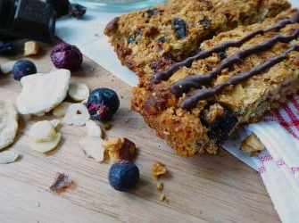 Fruchtige Müsliriegel mit Buah-Früchten und Schoko-Glasur.