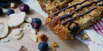 Fruchtige Müsliriegel mit Buah-Früchten und Schoko-Glasur.