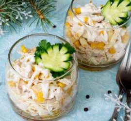 Fruchtiger Hähnchensalat im Glas