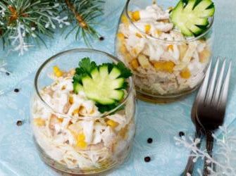 Fruchtiger Hähnchensalat im Glas