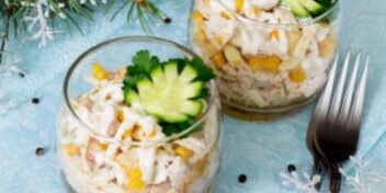 Fruchtiger Hähnchensalat im Glas