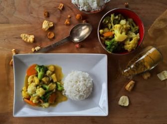 Blumenkohl Curry mit Obst und Gemüse