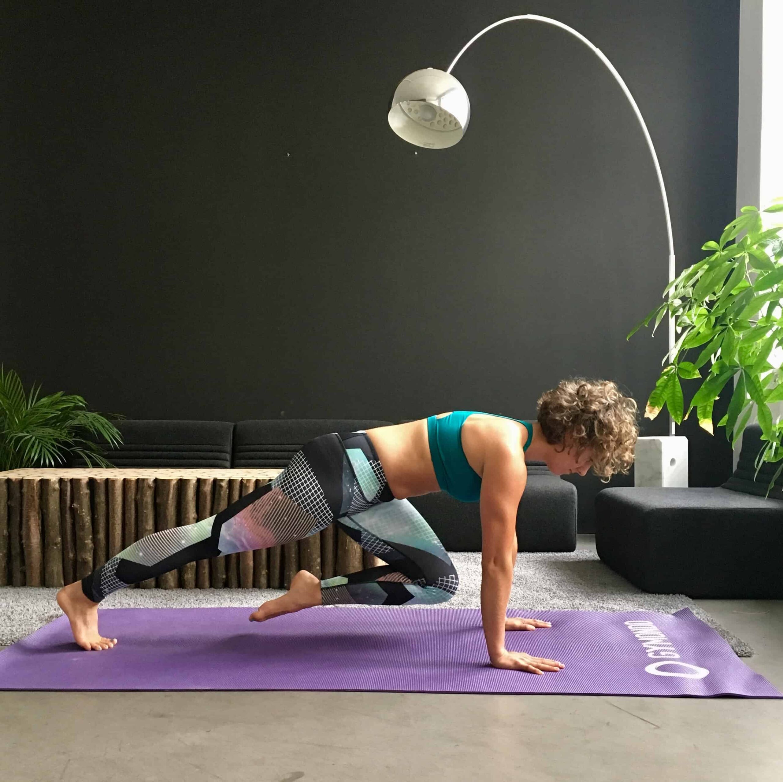 Frau macht Mountain Climbers auf lila trainingsmatte