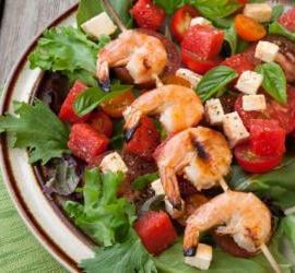 Garnelen Spieße an Tomate Mozzarella Salat