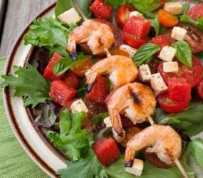 Garnelen Spieße an Tomate Mozzarella Salat