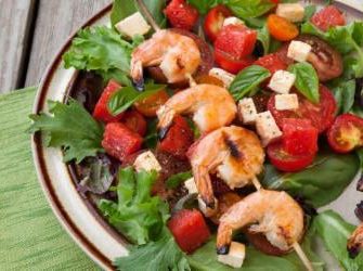 Garnelen Spieße an Tomate Mozzarella Salat