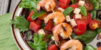 Garnelen Spieße an Tomate Mozzarella Salat