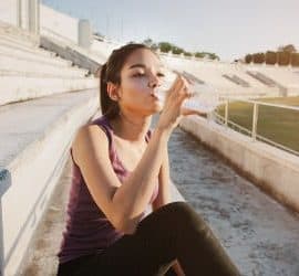 Sportlerin trinkt Wasser nach dem Workout.