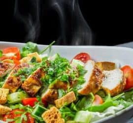 Grüner Salat mit Hähnchenstreifen