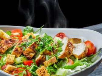 Grüner Salat mit Hähnchenstreifen