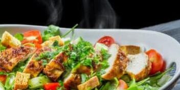 Grüner Salat mit Hähnchenstreifen