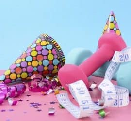 Gute Vorsätze: Partyhut, Konfetti und Hanteln