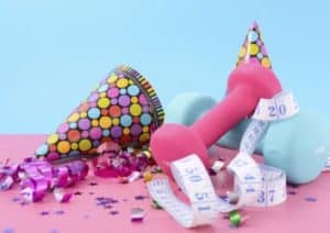 Gute Vorsätze: Partyhut, Konfetti und Hanteln