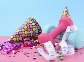 Gute Vorsätze: Partyhut, Konfetti und Hanteln