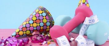 Gute Vorsätze: Partyhut, Konfetti und Hanteln