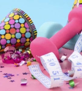 Gute Vorsätze: Partyhut, Konfetti und Hanteln