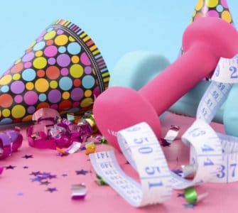Gute Vorsätze: Partyhut, Konfetti und Hanteln