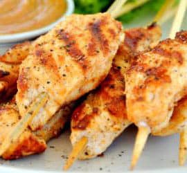 Hähnchen Saté Spieße mit Erdnussdip