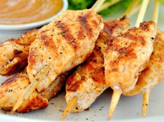 Hähnchen Saté Spieße mit Erdnussdip