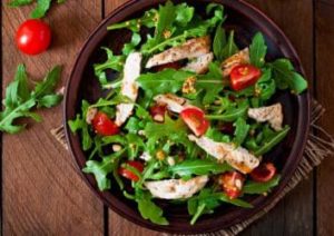 Hähnchenbrustfilet auf Rucolasalat