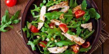 Hähnchenbrustfilet auf Rucolasalat