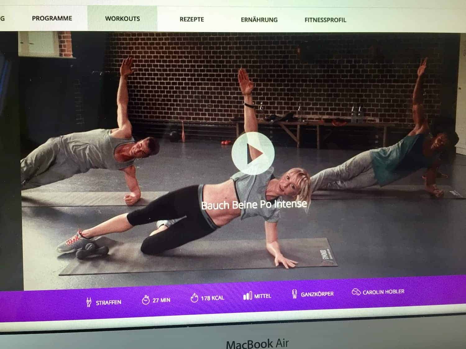 Screenshot der Gymondo Seite - Online Training Video: 3 Trainer machen Fitnessübungen auf der Matte - Gymondo Erfahrungen