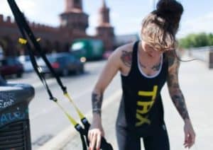 Trainerin Mia mit dem TRX Schlingentrainer