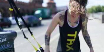 Trainerin Mia mit dem TRX Schlingentrainer