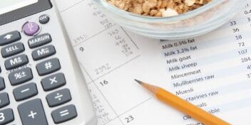 Kalorienbedarf-ausrechnen_353 Taschenrechner mit Müslischale