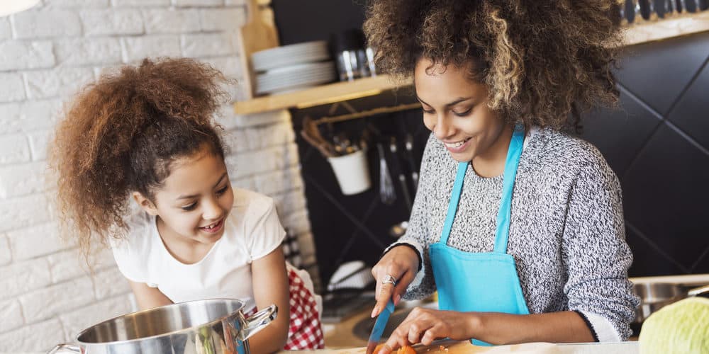 Kinder1 Mutter und Kind kochen gemeinsam gesund in der Küche