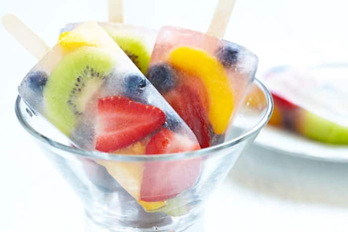 Eis aus Fruchtstücken in gefrorenem Orangensaft