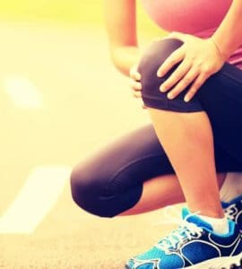 Sportlerin fasst sich ans Knie